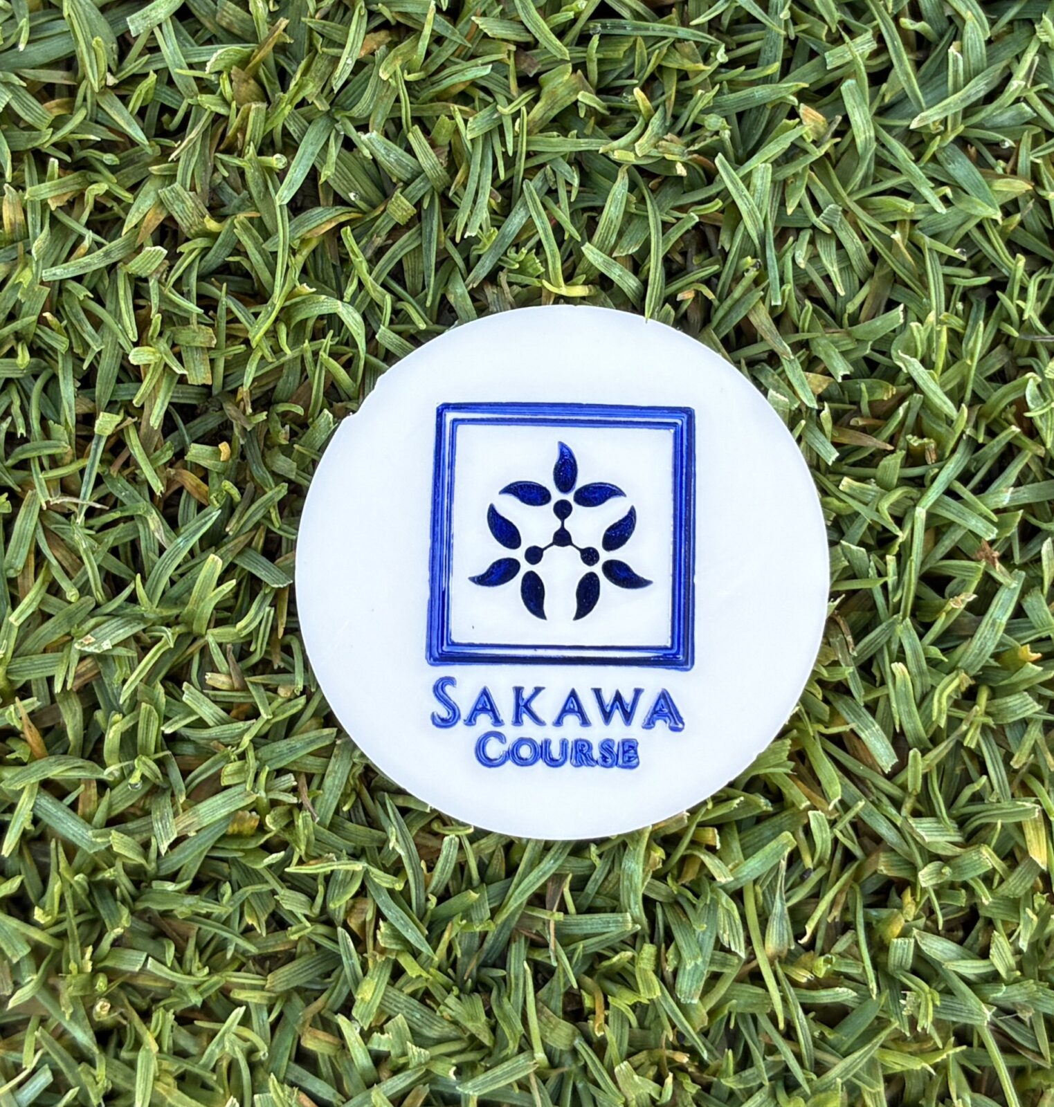 白地に青いSAKAWA COURSEロゴのボールマーカー