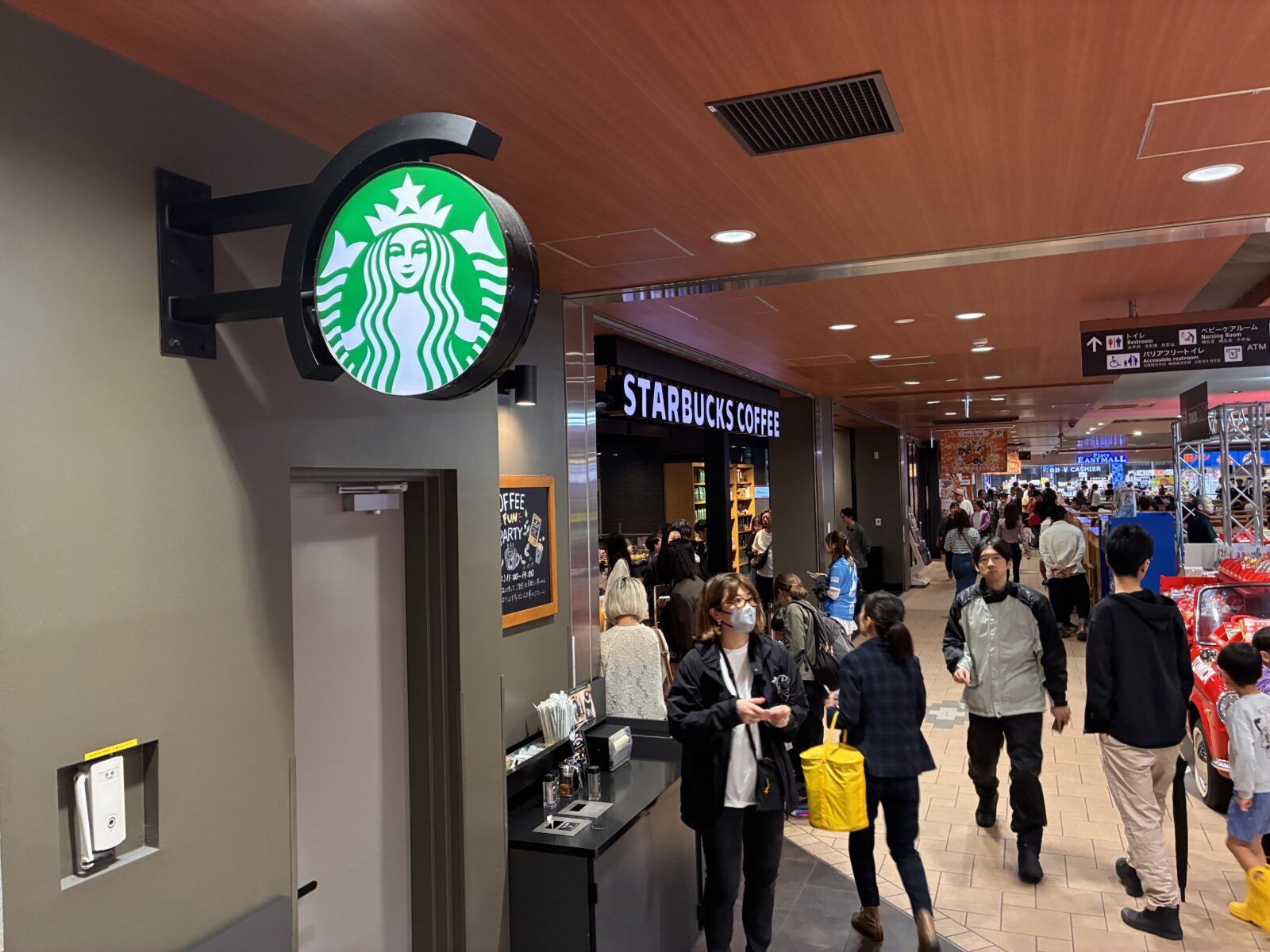 EXPASA談合坂下りのスターバックスやショップ
