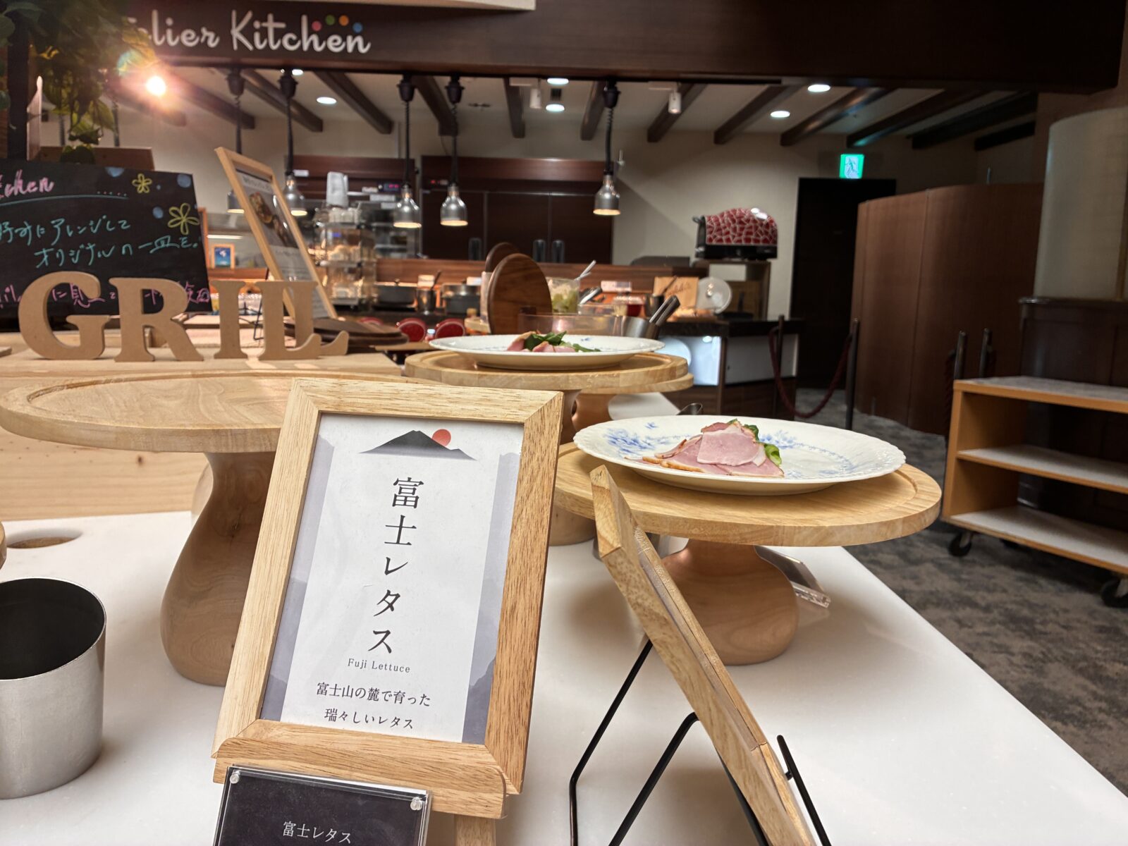 朝食ビュッフェの富士レタスを紹介する案内とサラダコーナー